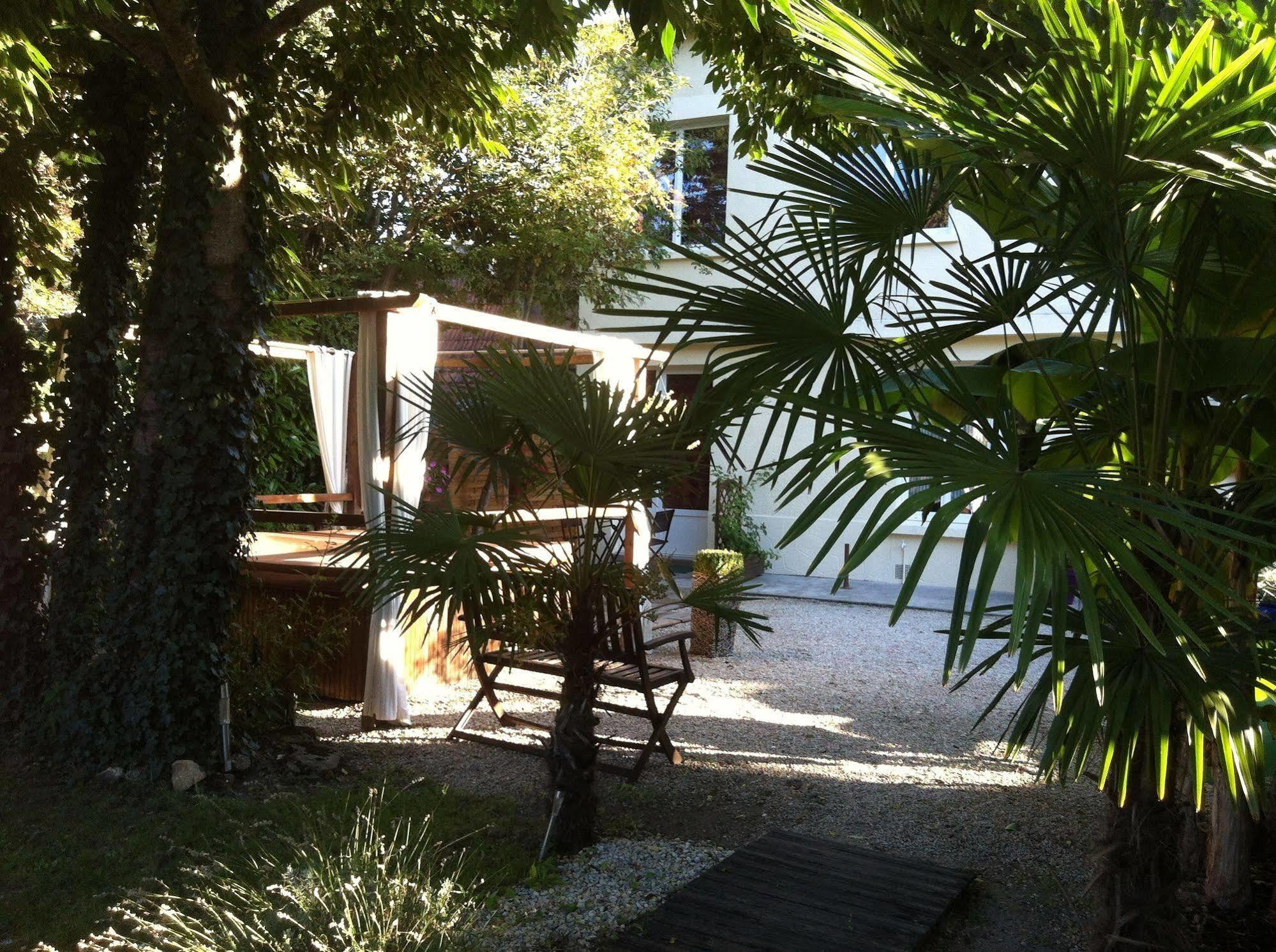 Hotel Le P'Tit Monde Montignac-Lascaux Exteriör bild